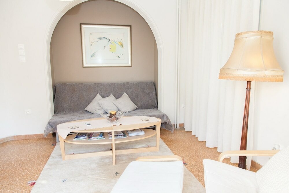 Фото Fabulous Apartment Across Flisvos