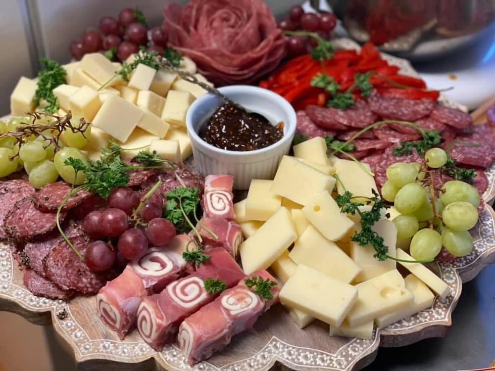 Фото Mathis House, A Victorian Bed & Breakfast and Tea Room at 600 Main