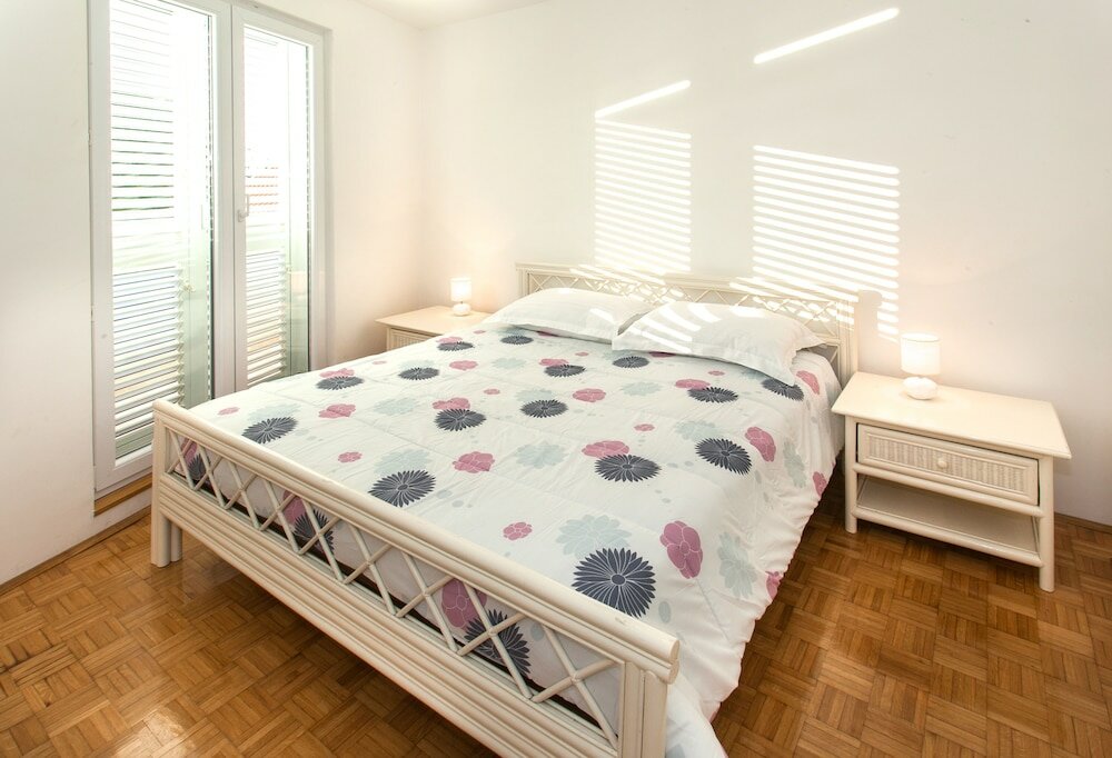 Фото Three Wells Apartment