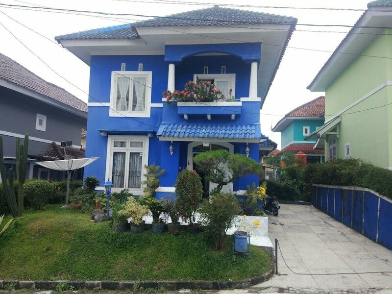 Гостиница Villa Abdi Cipanas with Swimming Pool