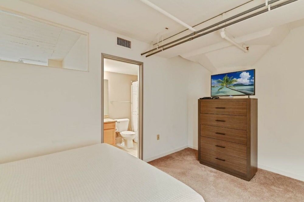 Фото Bluebird Suites at the Warehouse District