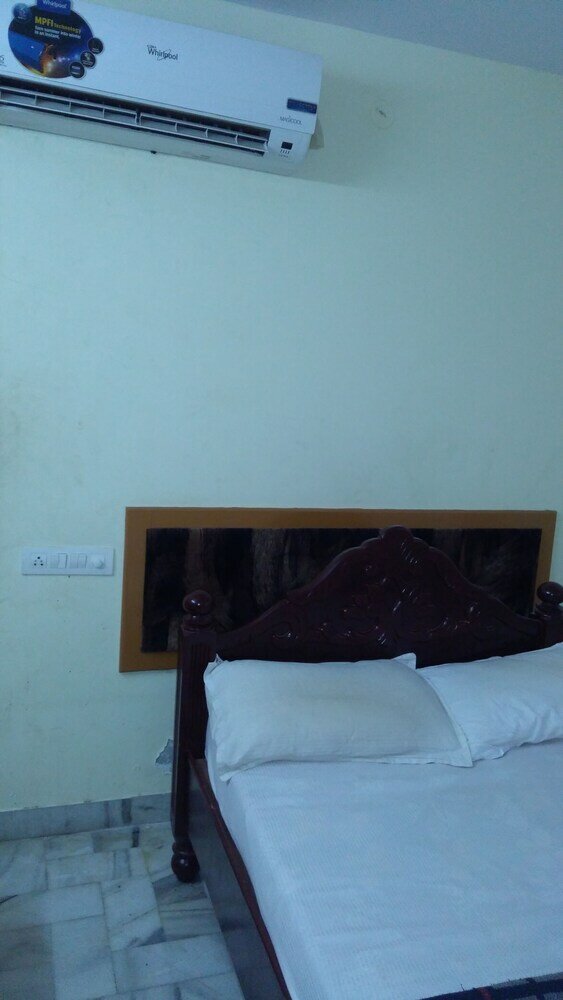 Фото Iroomz Krishna Grand Inn