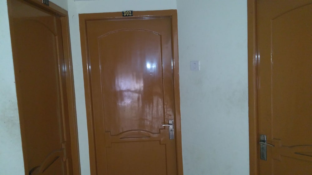 Фото Iroomz Krishna Grand Inn