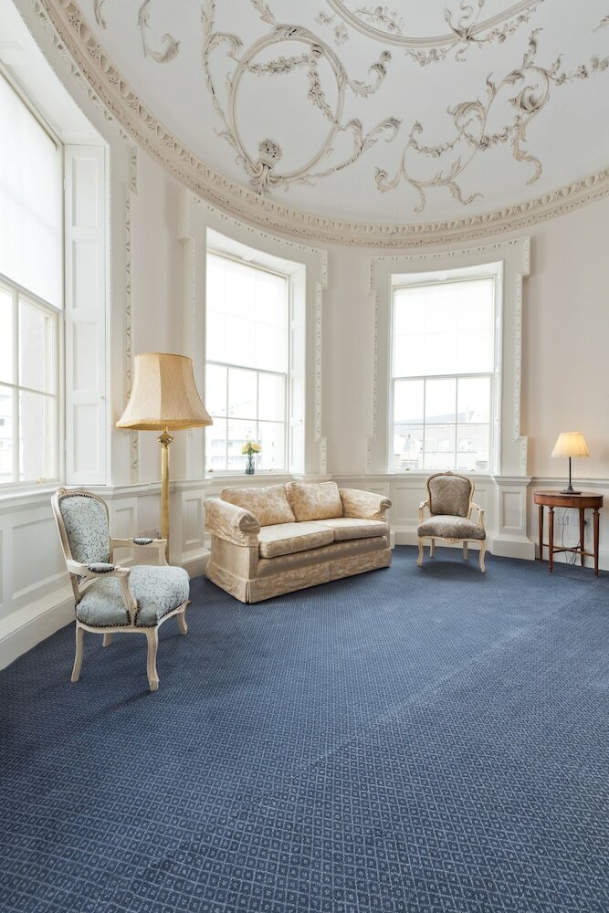 Фото Henrietta Suites City Centre