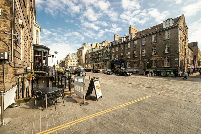 Гостиница Great Location - Lovely Rose St Apt in City Centre в Эдинбурге