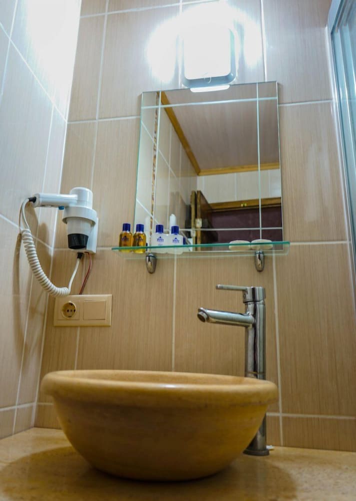 Фото Valley Inn Cave Hotel