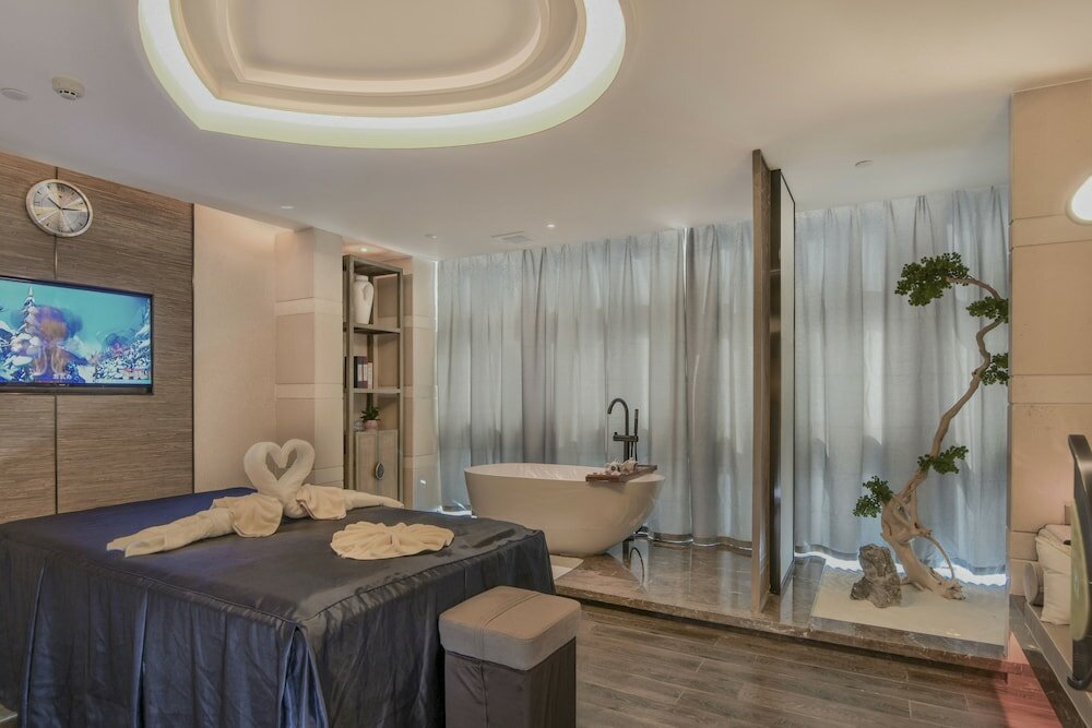 Фото Zhuhai LongZhuDa International Hotel