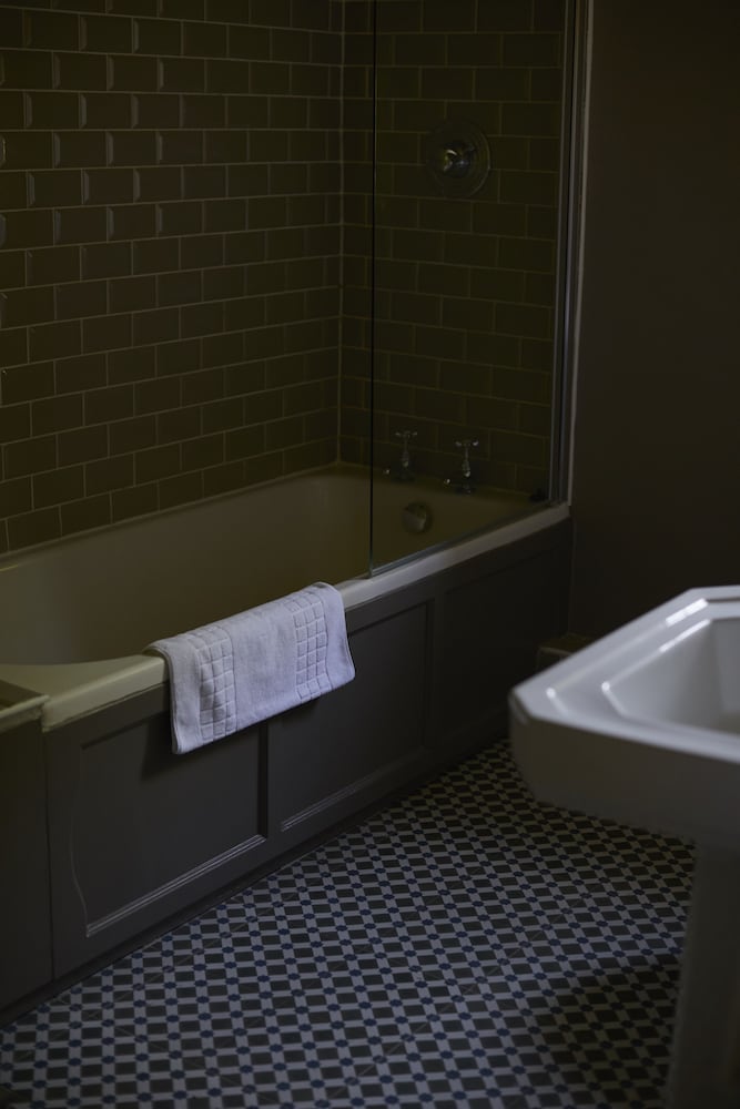 Фото Horse and Groom