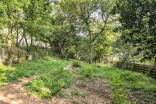 Гостиница Chic East Austin Studio Bungalow w Spacious Yard! в Остине