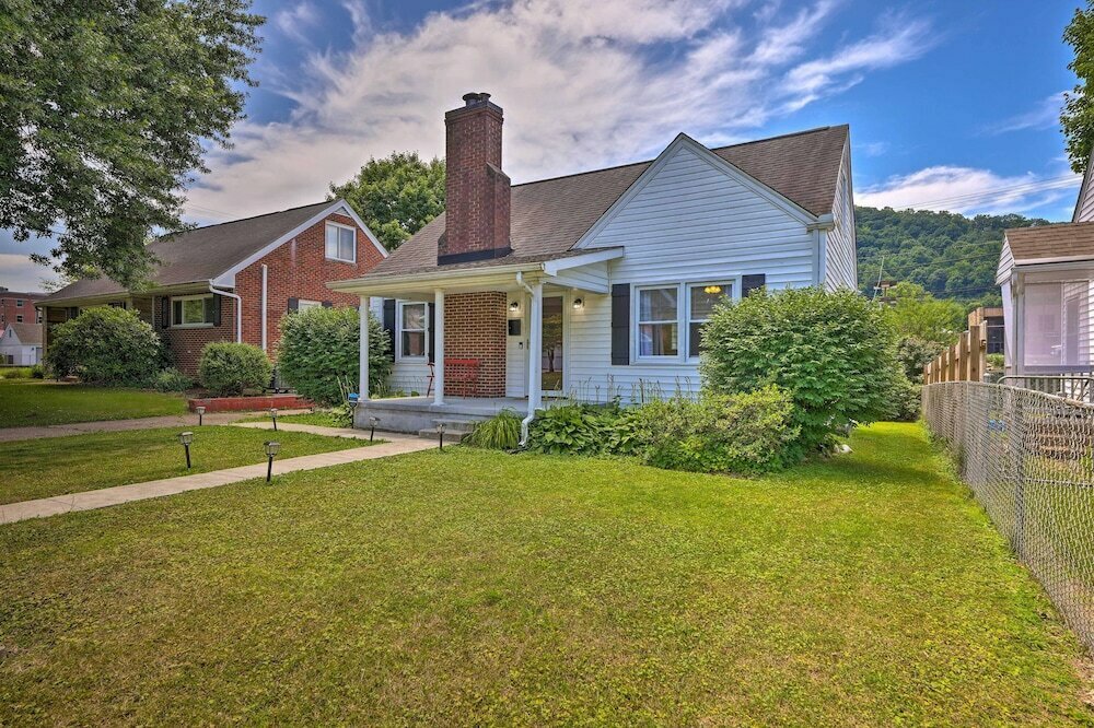 Hotel Charming Charleston Home w Yard & Fire Pit!, Charlston, photo