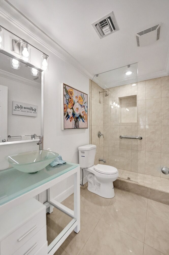 Фото Casa Lago Waterfront Home & Pool Near Hard Rock Casino