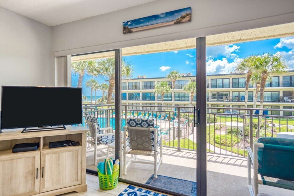 Фото Crescent Beach Condos