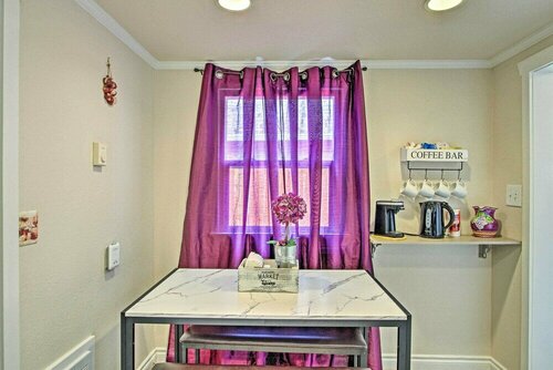 Гостиница Lovely Tacoma Cottage w Fire Pit, Near Dtwn! в Такоме