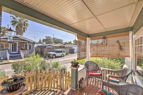Гостиница Charming Craftsman Cottage With Garden & Hot Tub! в Фуллертоне