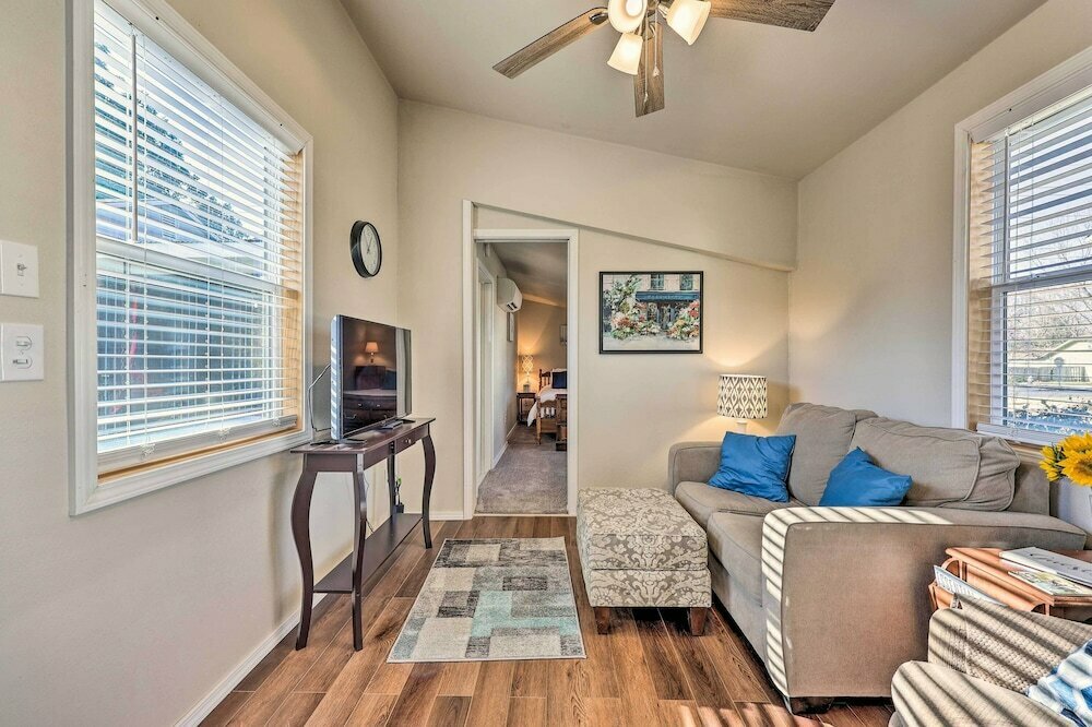 Hotel Cozy Rogers Home w Patio, State of Arkansas, photo