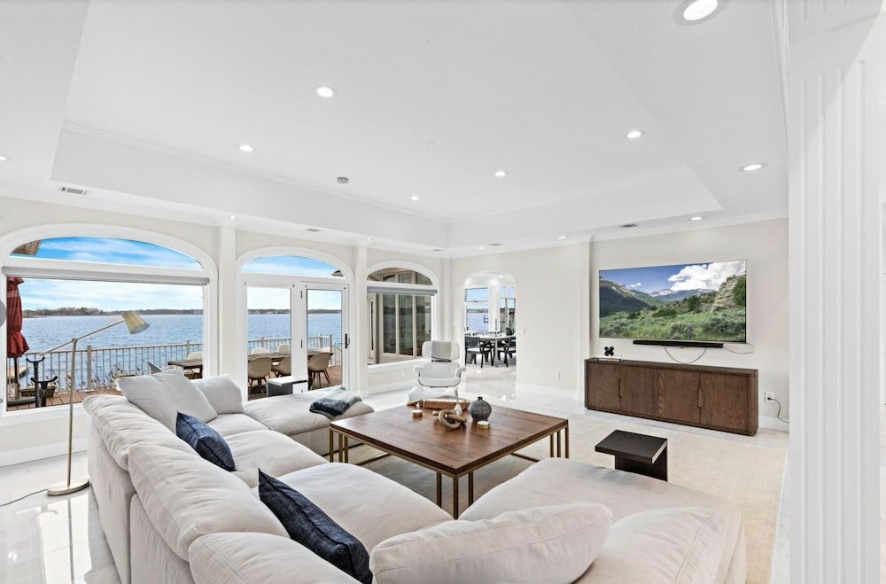 Фото Monmouth Beach 4br Villa on the Water