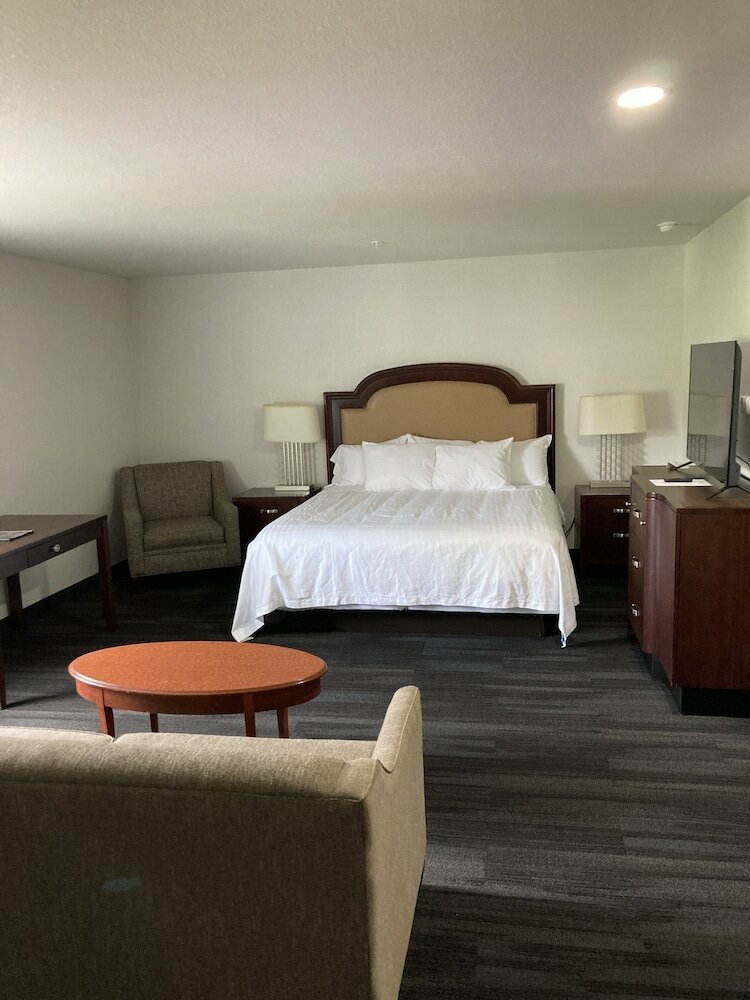 Фото Elker Inn & Suites