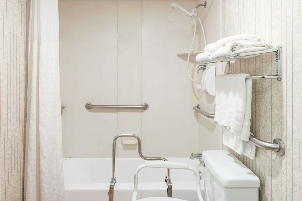 Фото Super 8 by Wyndham West Greenwich/Providence