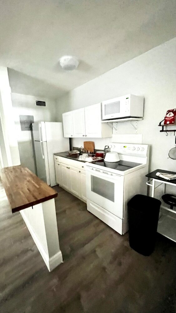 Фото The Leeward Apartments by Lowkl