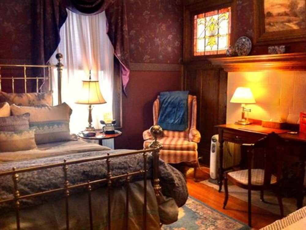 Фото Brass Pineapple Inn