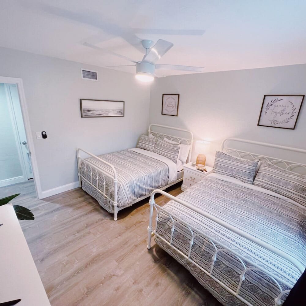 Фото The Leeward Apartments by Lowkl