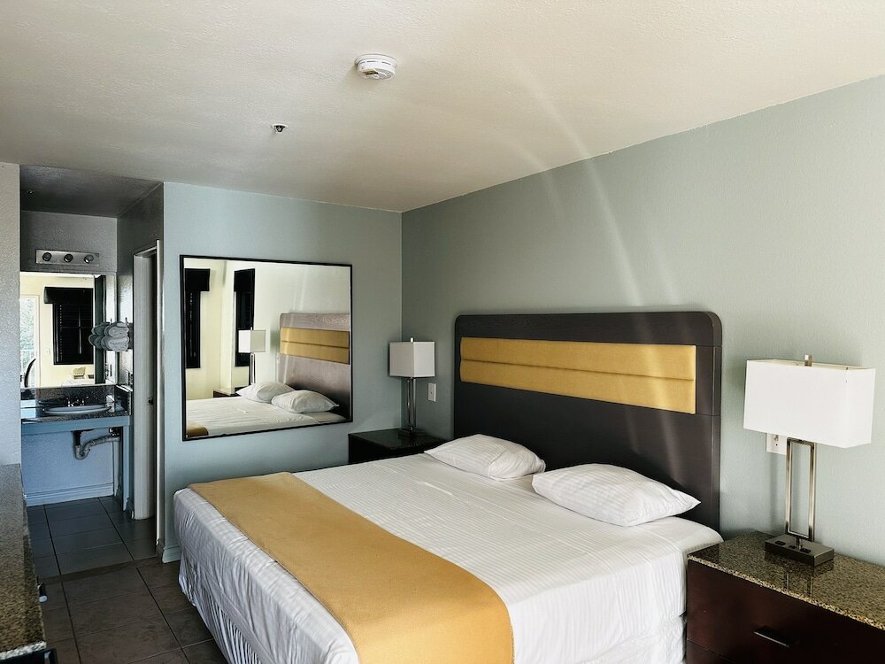 Фото Casa Blanca Express & Suites Cypress Buena Park - Anaheim Area