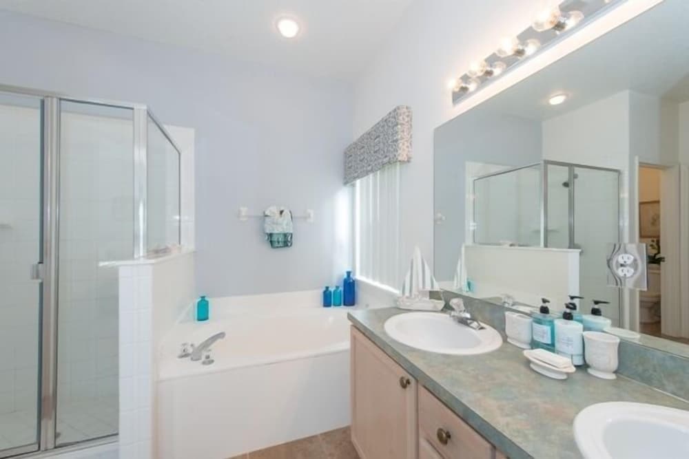 Фото Ov3252 - Hampton Lakes - 5 Bed 4 Baths Villa
