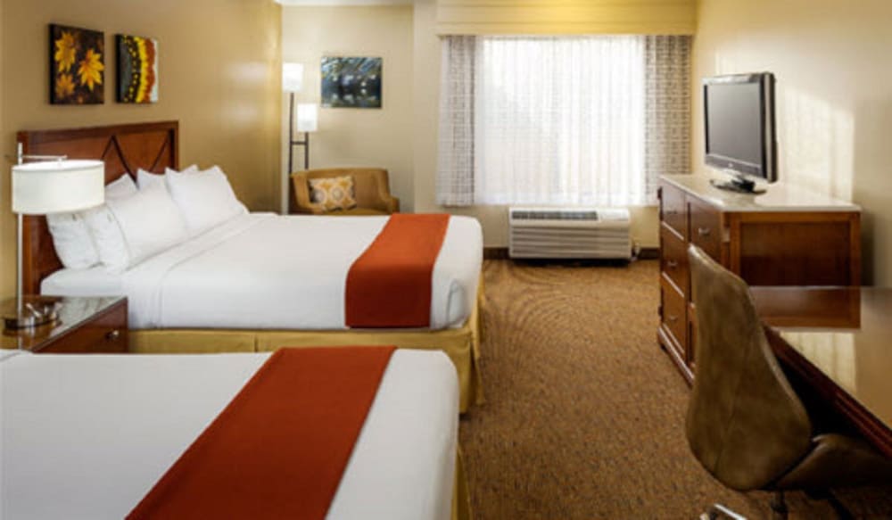 Фото Holiday Inn Express Simi Valley, an Ihg Hotel
