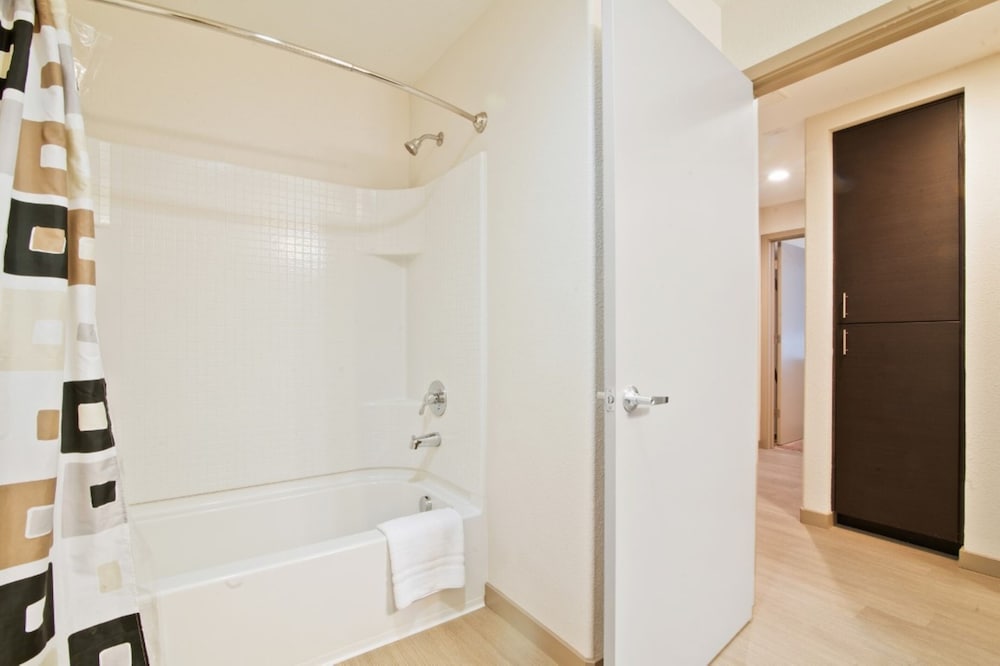 Фото Global Luxury Suites Austin Downtown