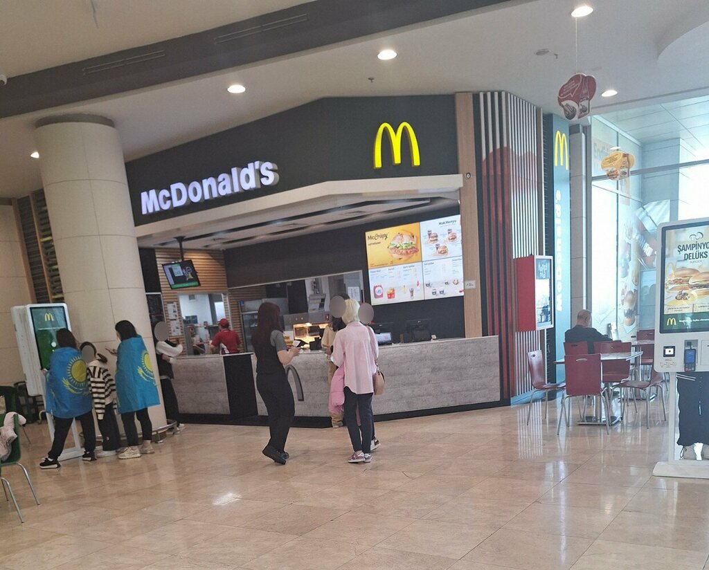 Ayaqüstü qidalanma MC donalds, Bakı, foto