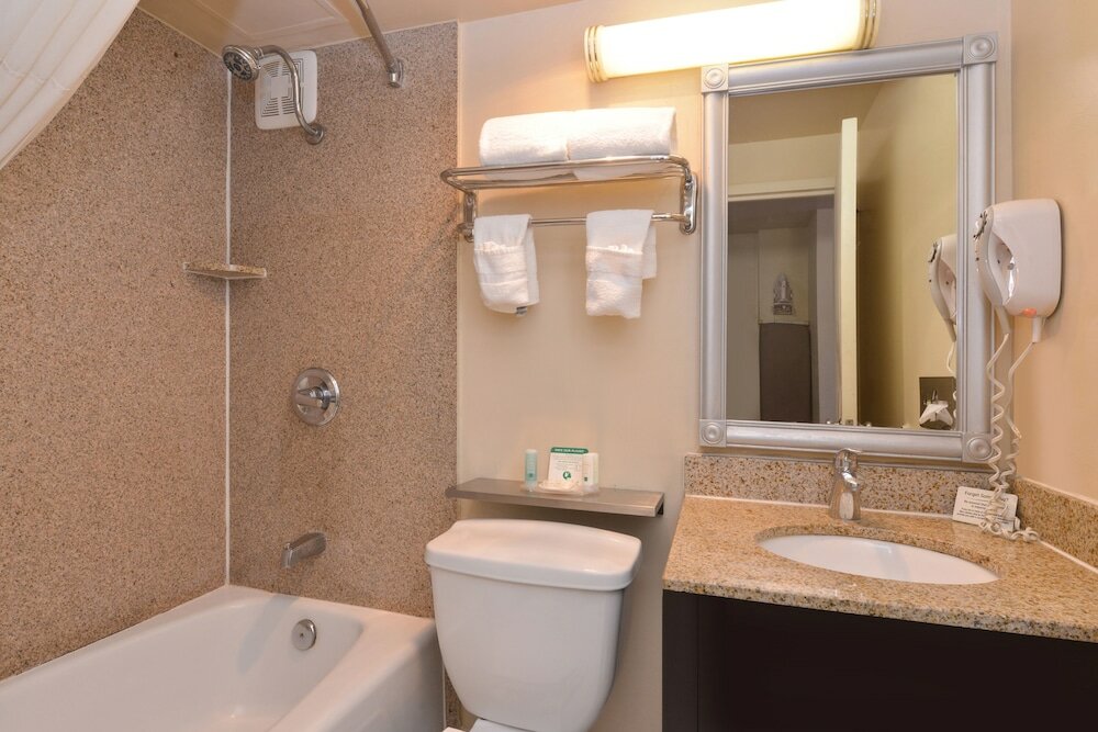 Фото Quality Inn & Suites Montebello - Los Angeles