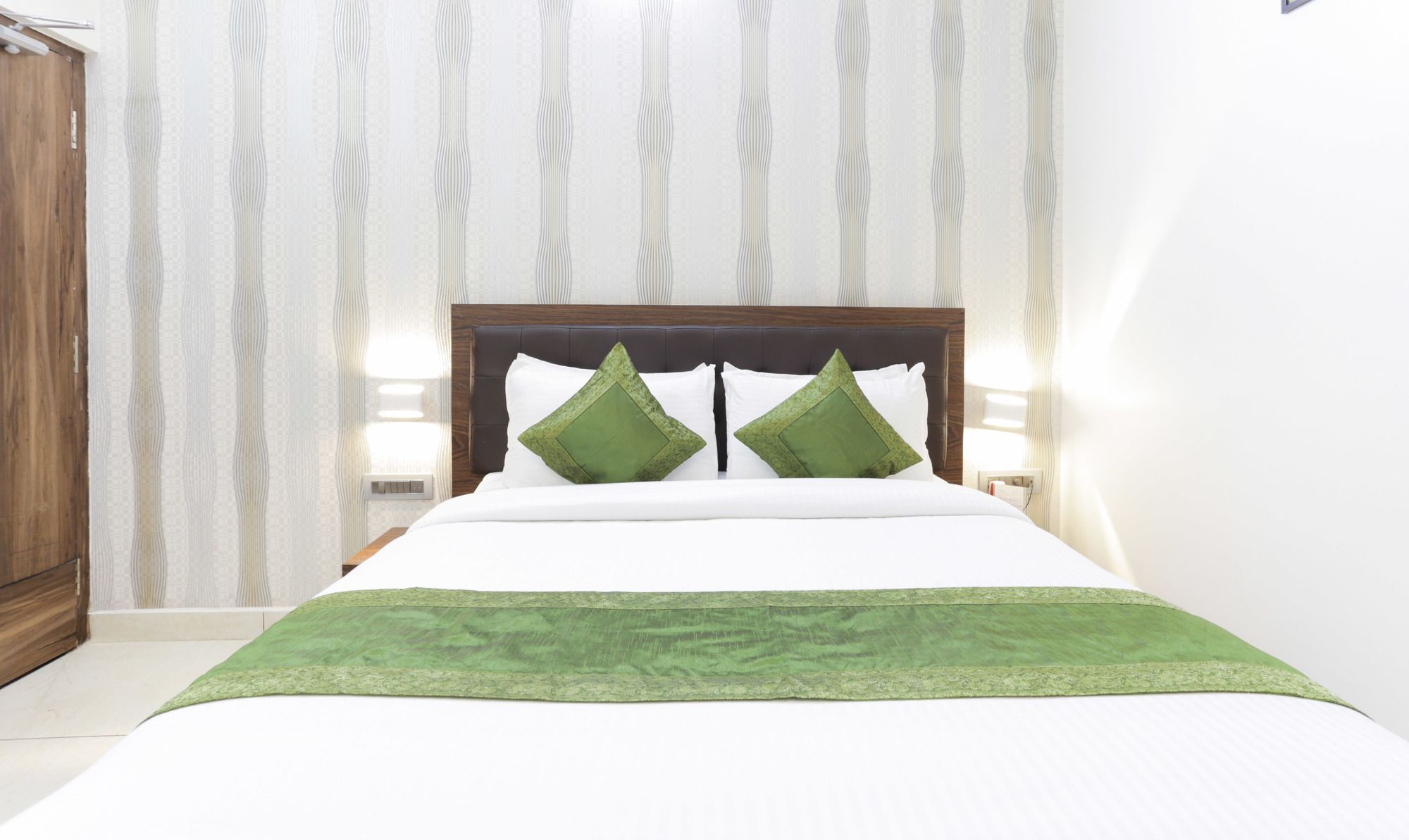 Фото Treebo Trend Sandpiper