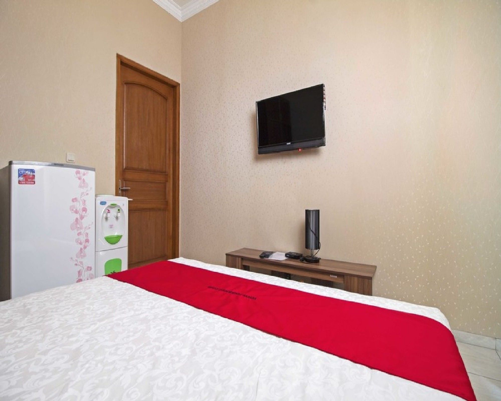 Фото RedDoorz near Mercu Buana University