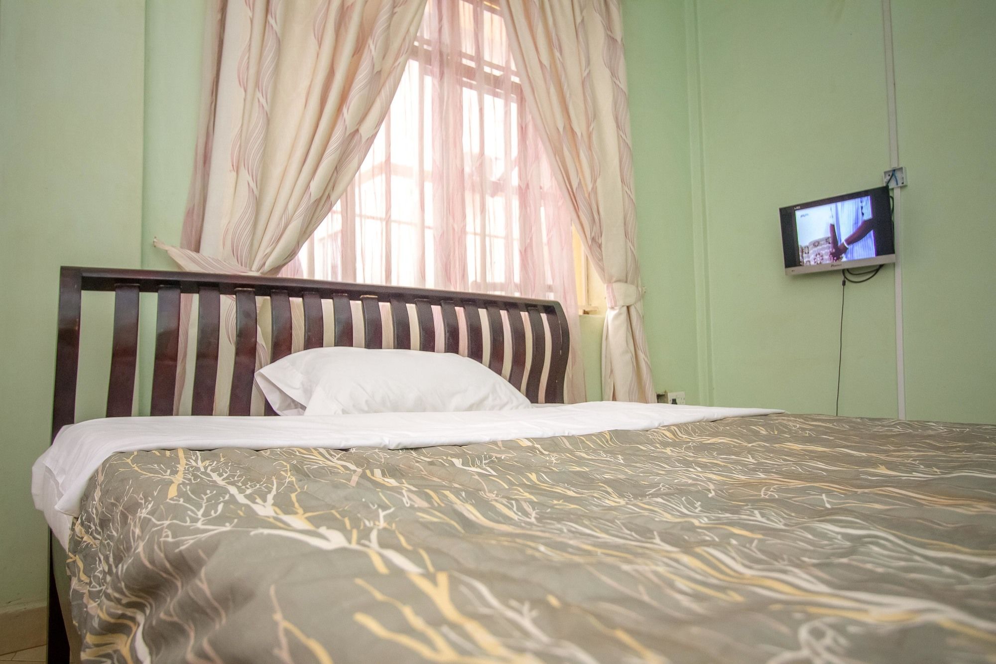Фото Makerere Serene Hotel