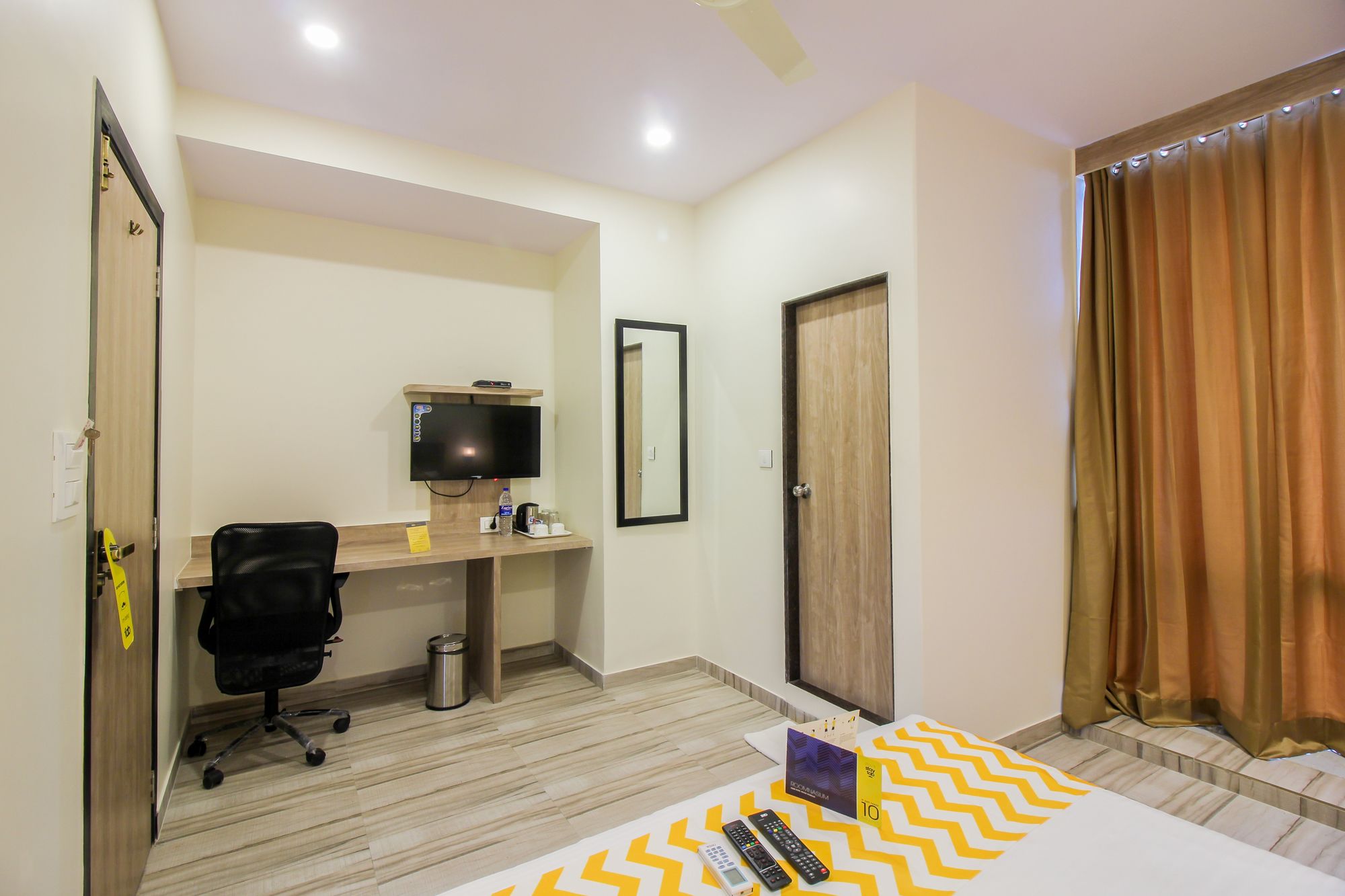 Фото FabHotel Aksa International Andheri East
