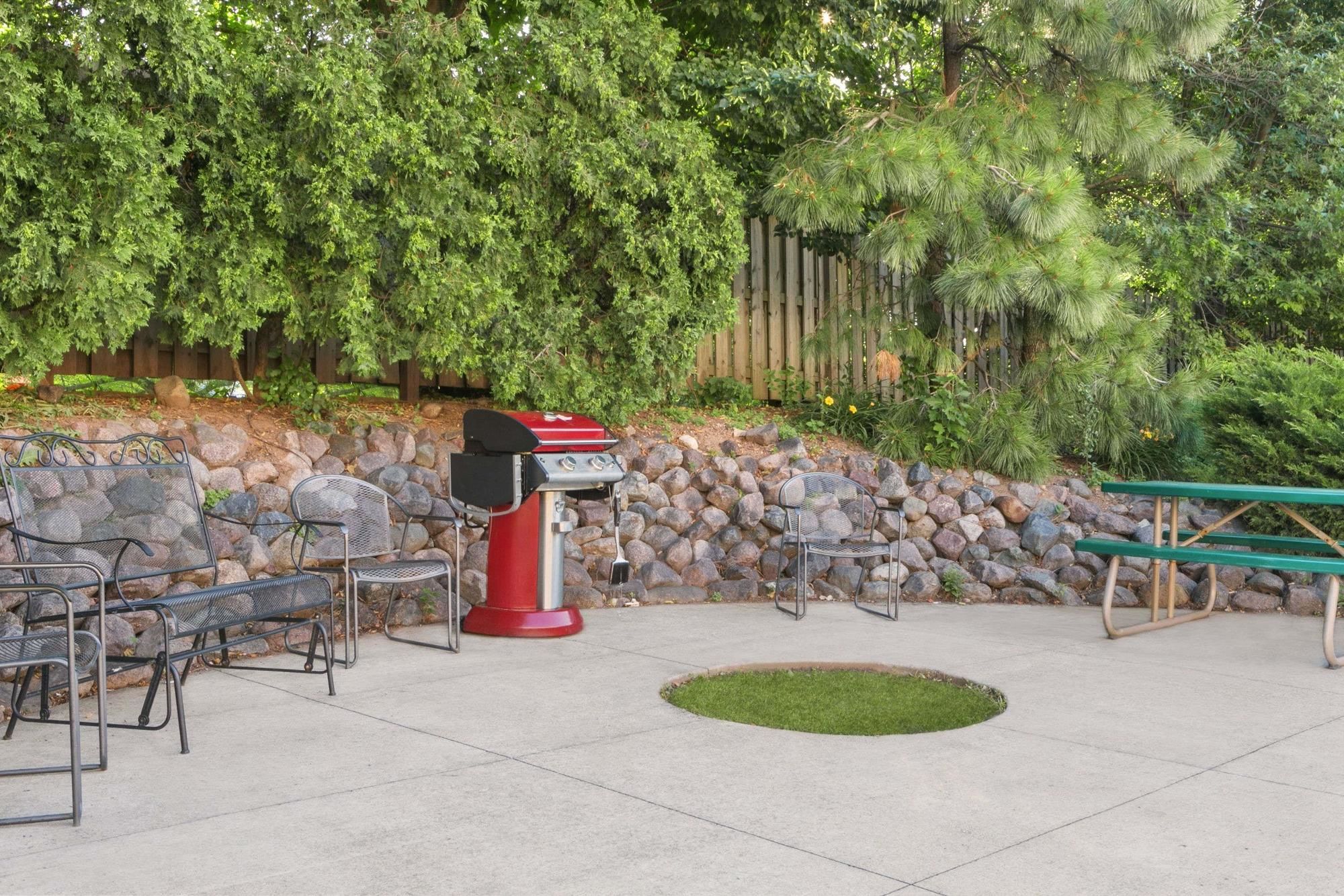 Фото Days Inn & Suites by Wyndham Green Bay Wi