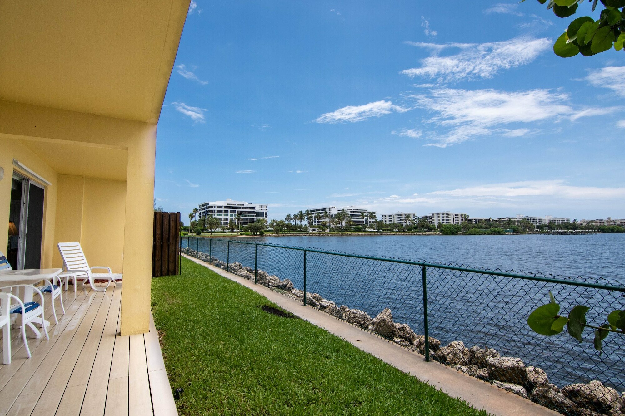 Фото Palm Beach Waterfront Suites