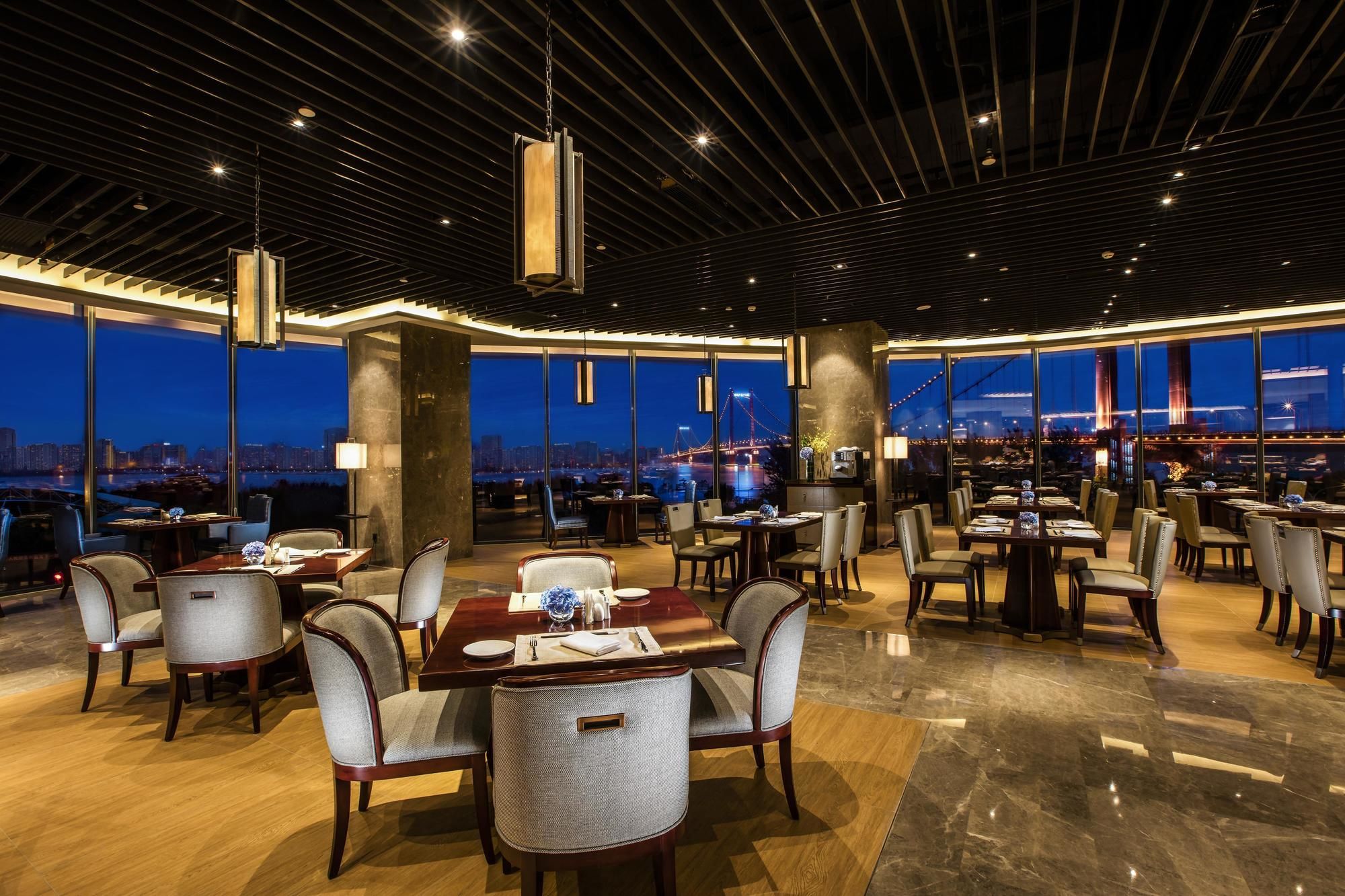 Фото Hilton Wuhan Riverside