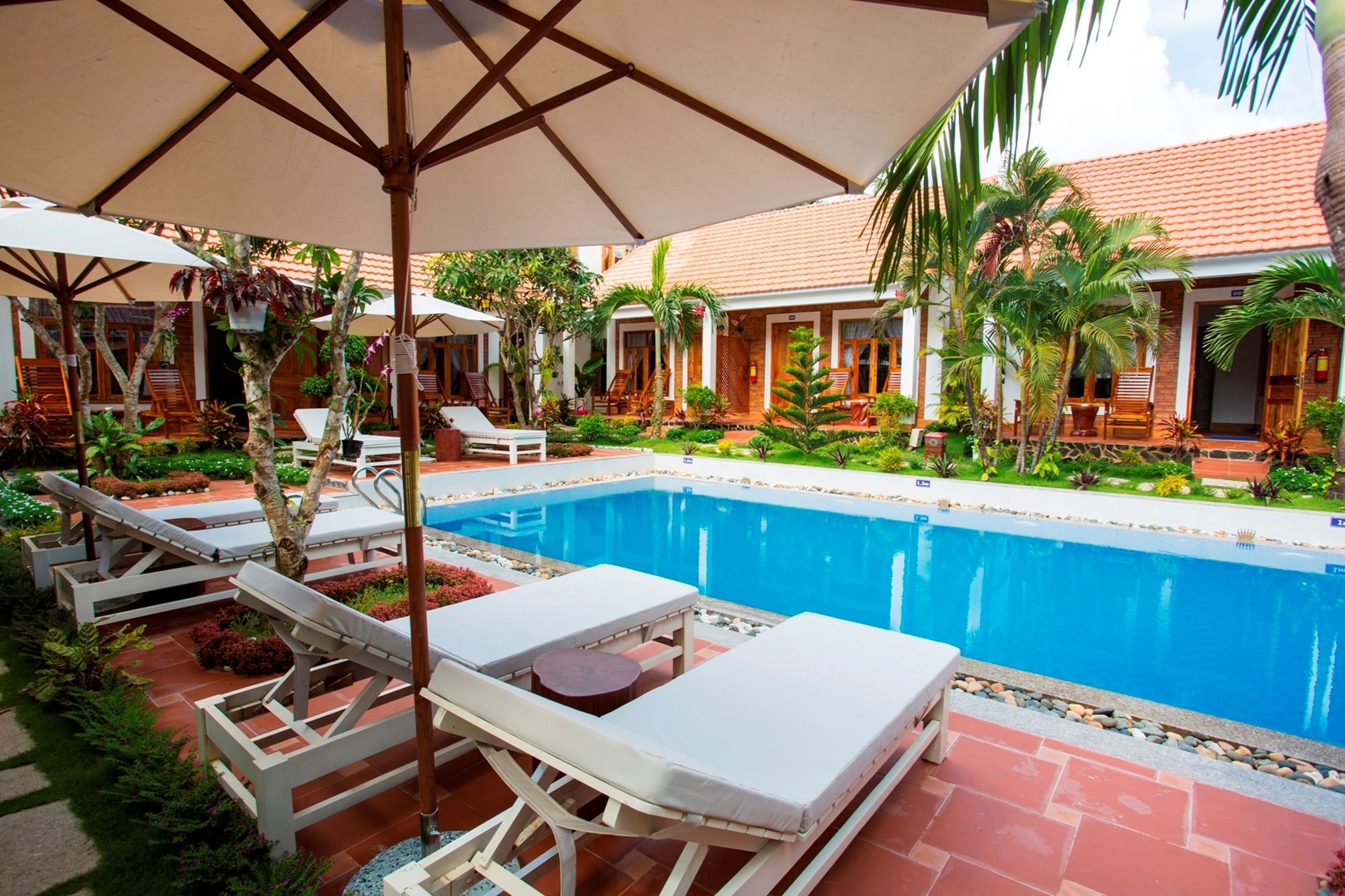 Фото Little Garden Bungalow