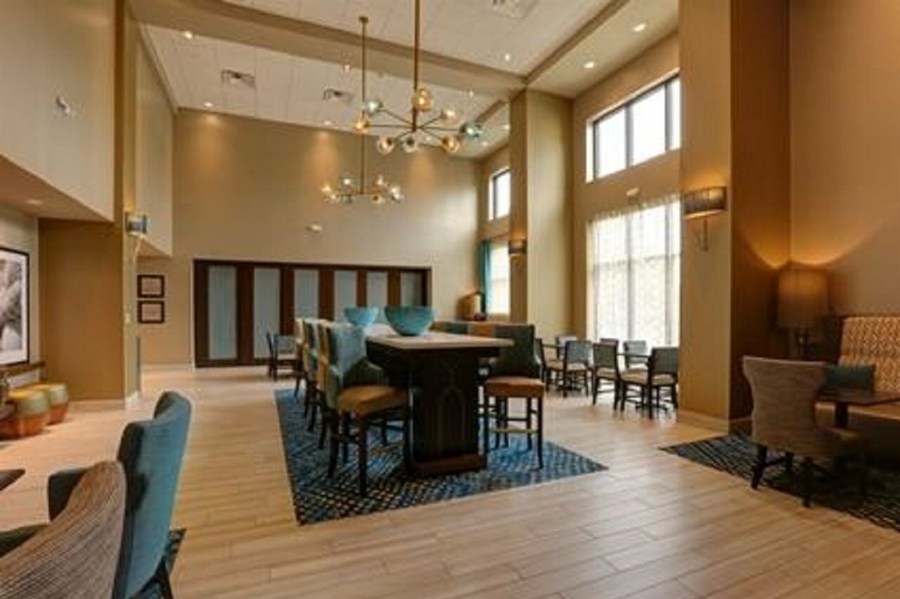 Фото Hampton Inn & Suites Tampa Busch Gardens Area