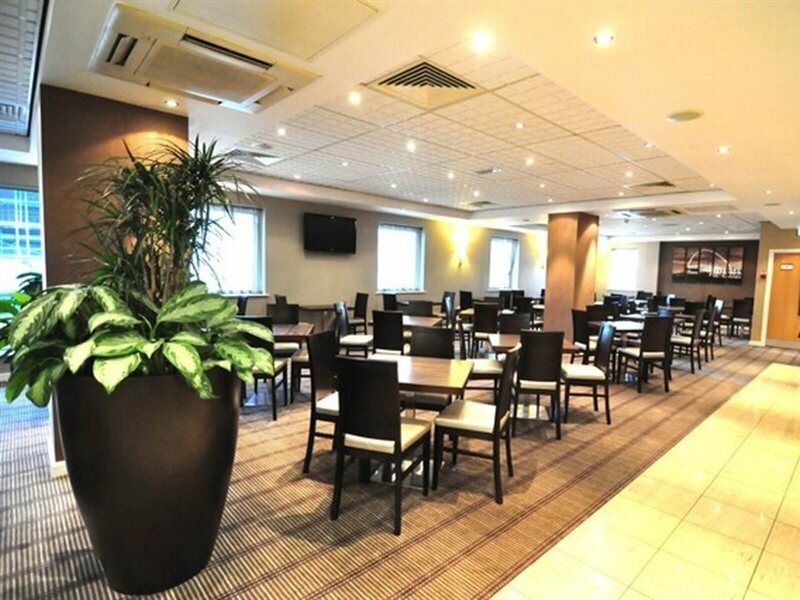 Фото Holiday Inn Express London - Park Royal