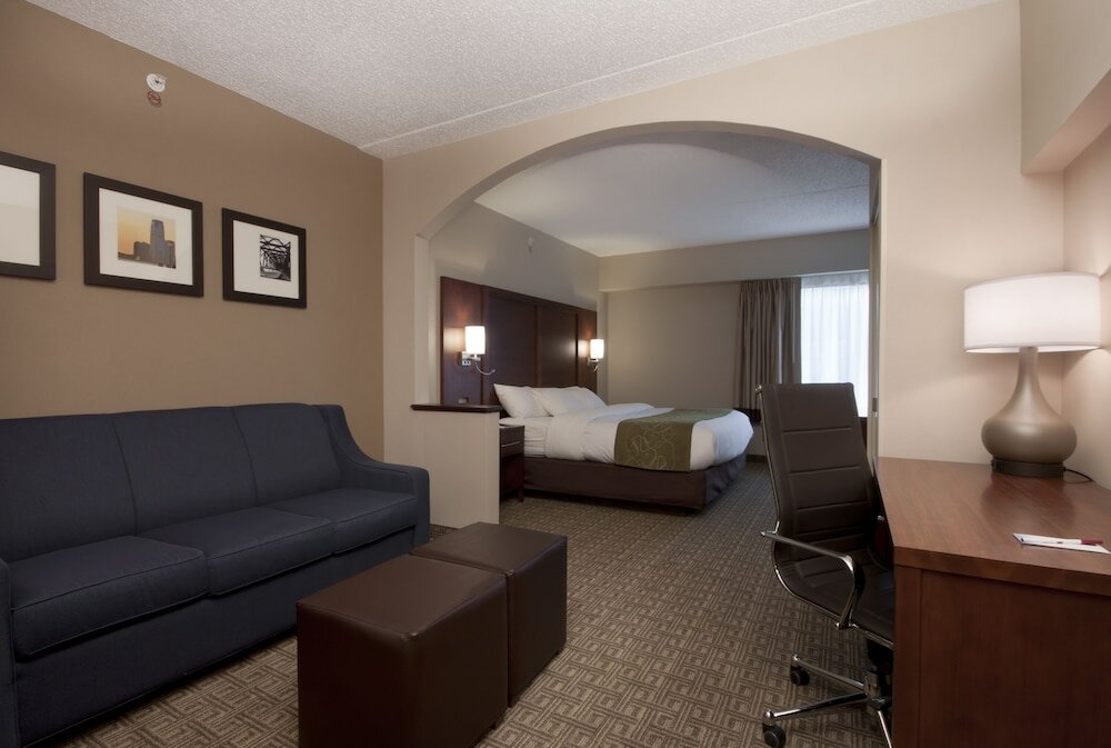 Фото Comfort Suites at Woodbridge
