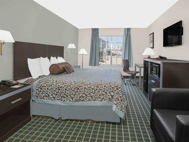 Фото Days Inn by Wyndham Market Center Dallas Love Field