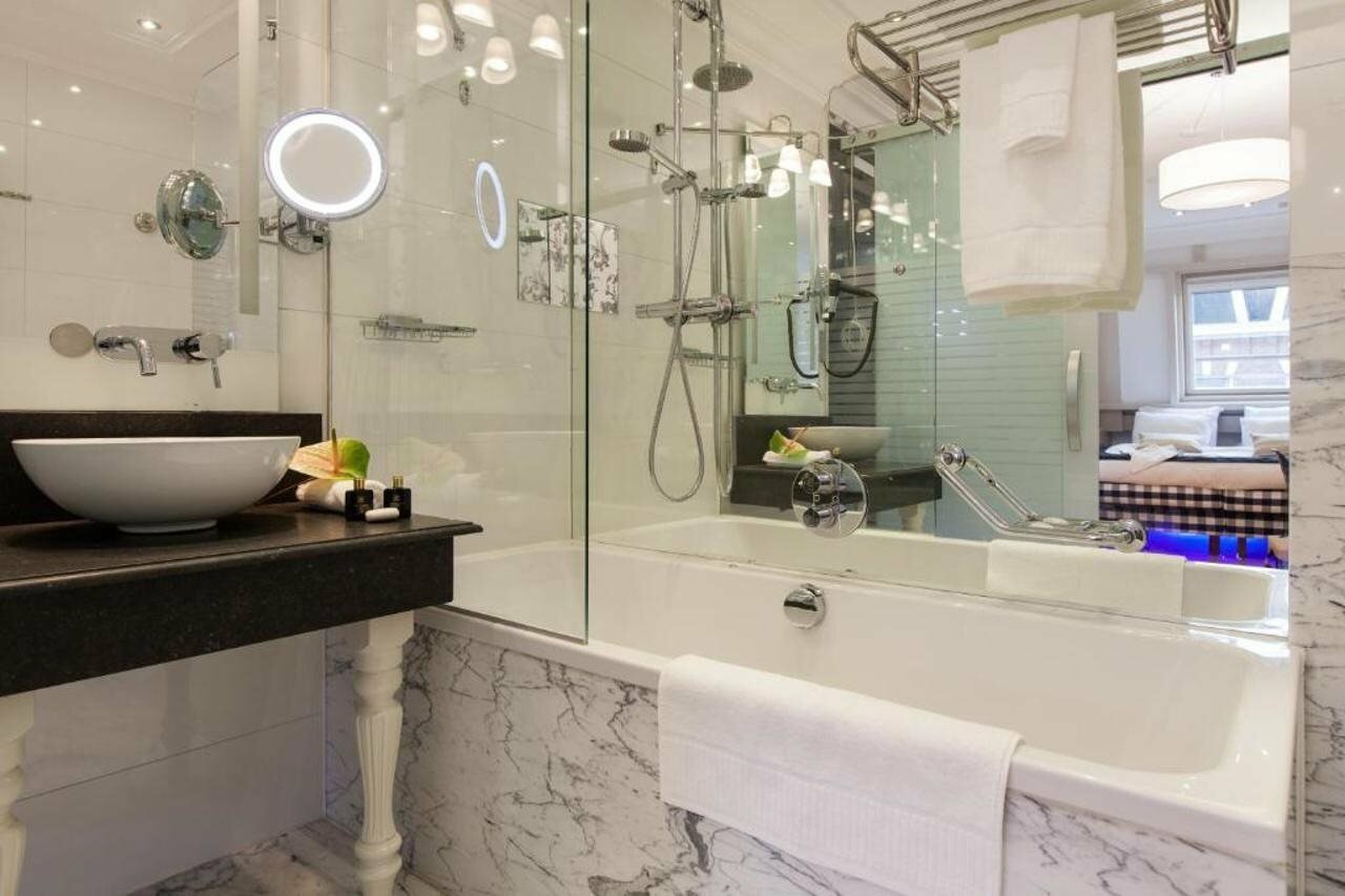 Фото The Amsterdam Canal Hotel