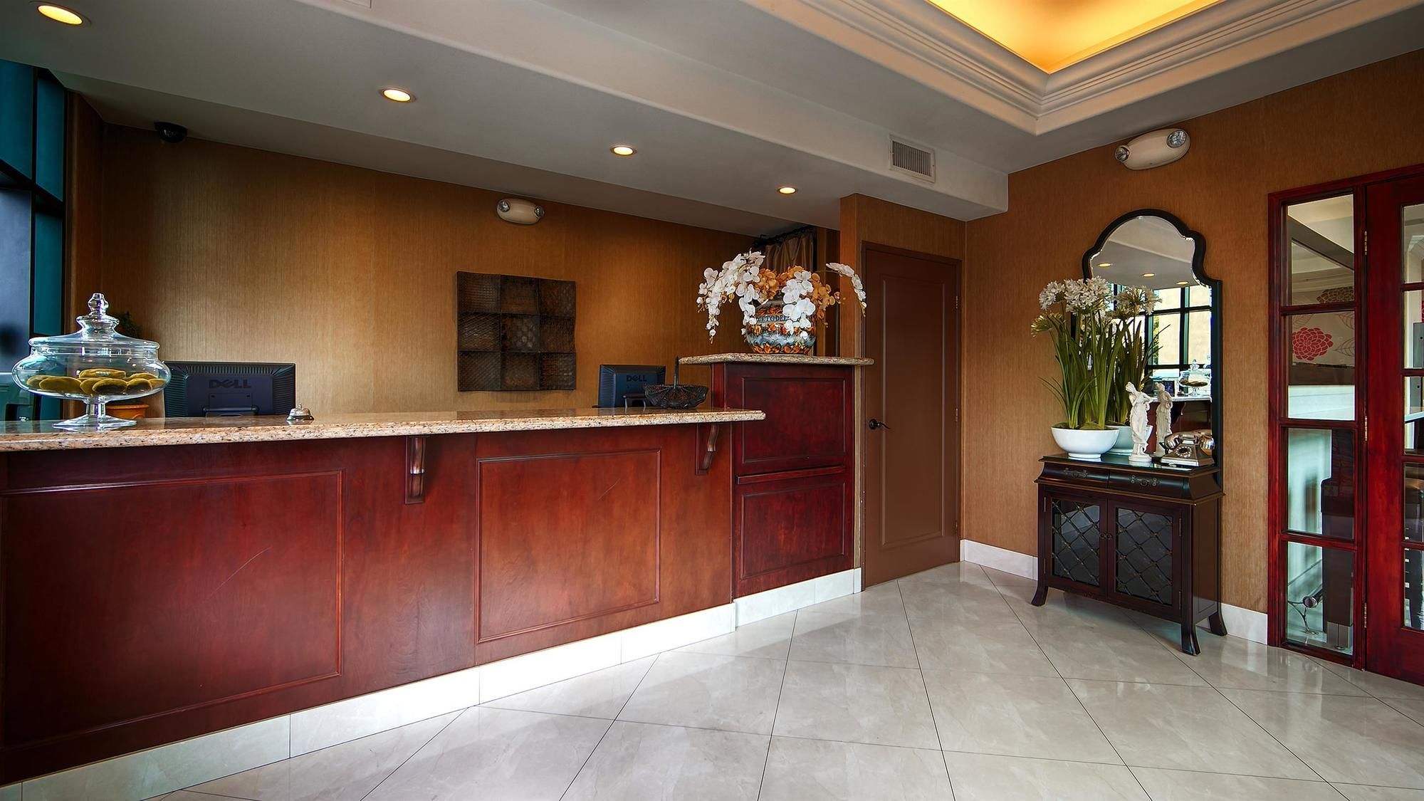 Фото Best Western Woodland Hills Inn