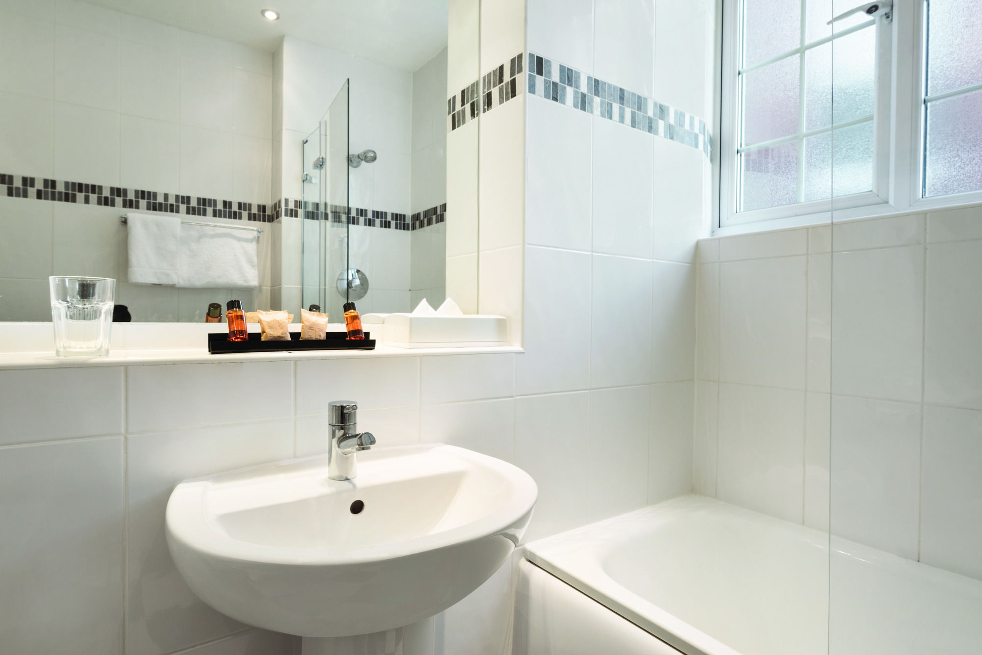 Фото Ramada by Wyndham Loughborough Hotel