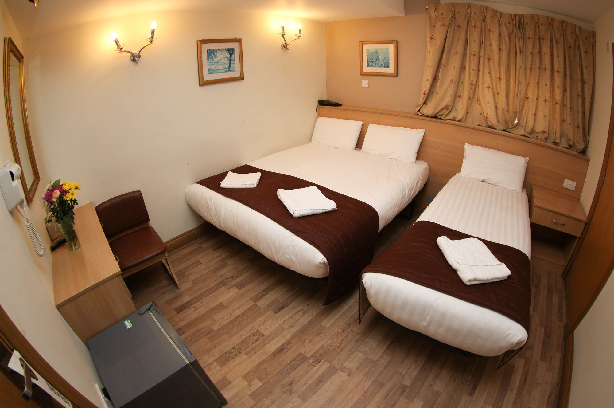 Фото Holland Court Hotel