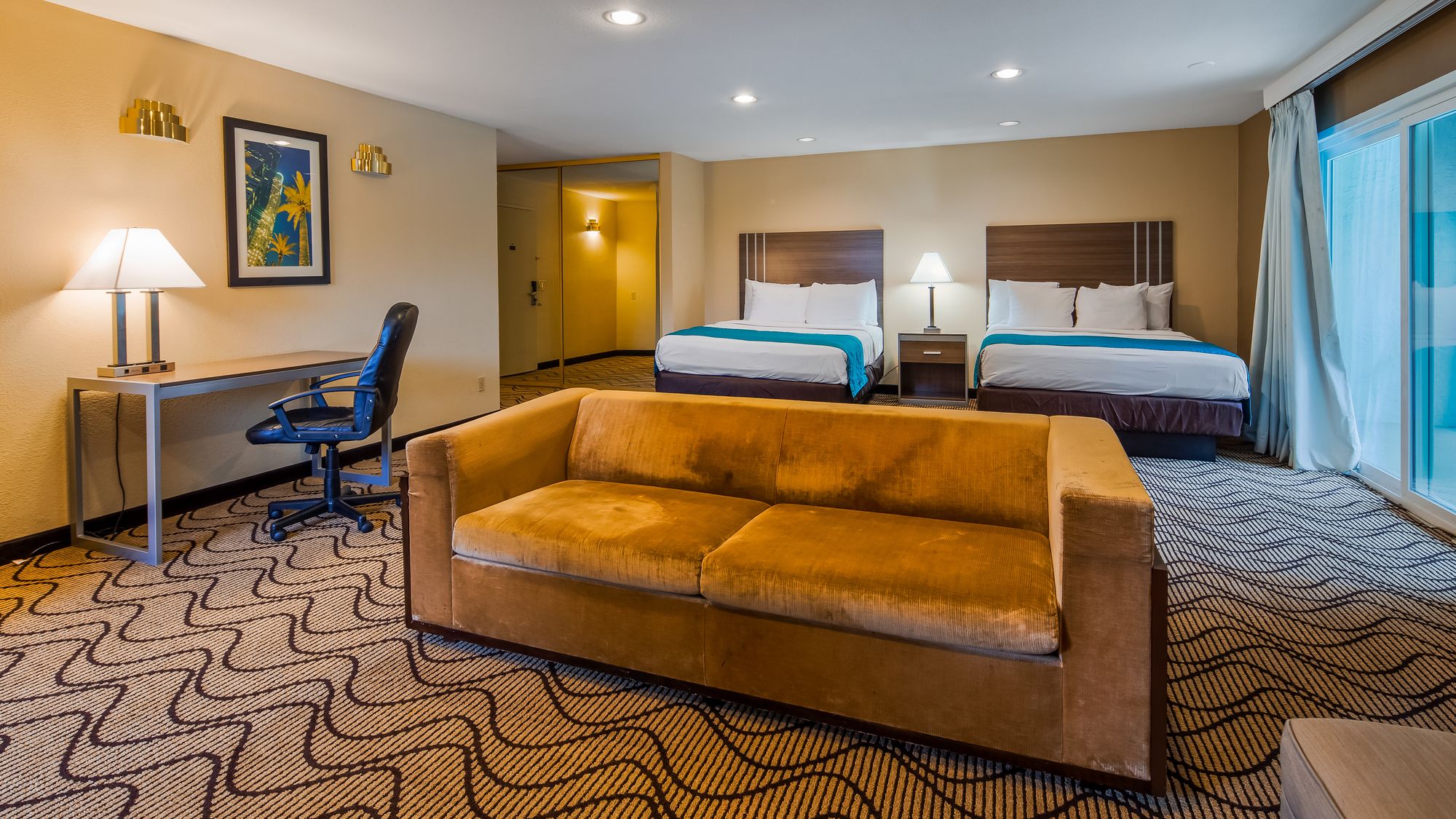 Фото SureStay Plus Hotel by Best Western Sacramento North