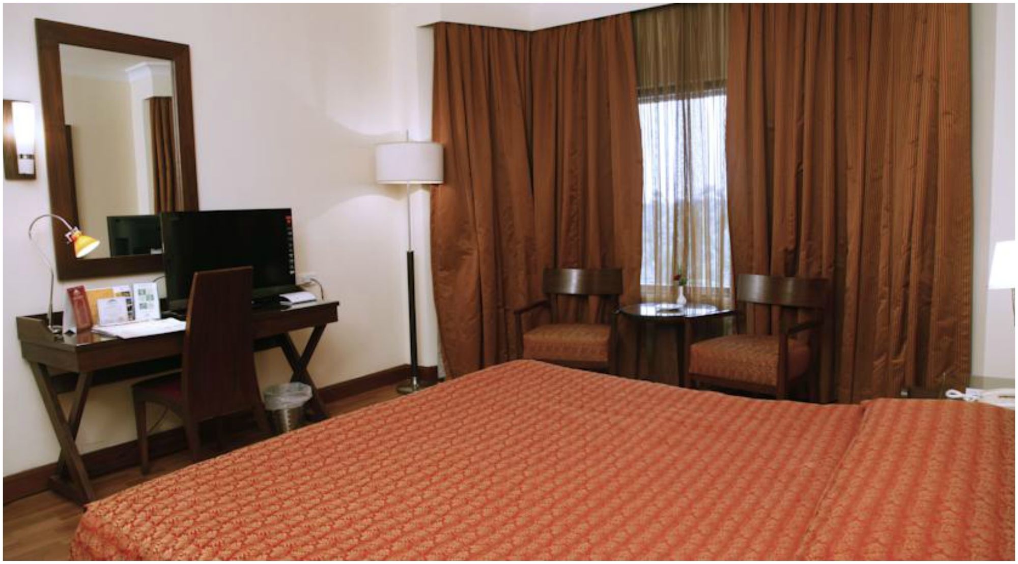 Фото The Retreat Hotel & Convention Centre