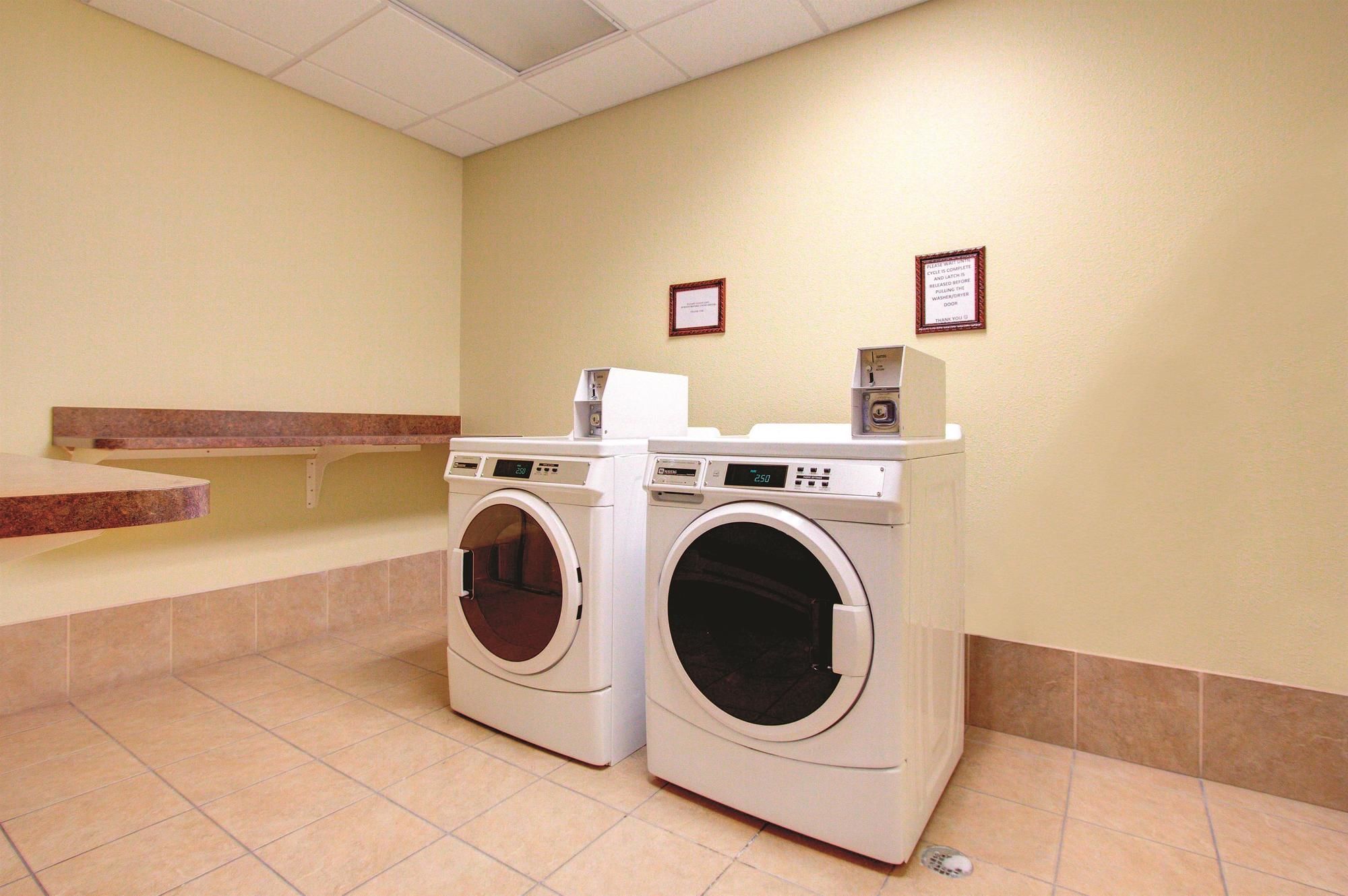 Фото La Quinta Inn & Suites by Wyndham Denver Gateway Park